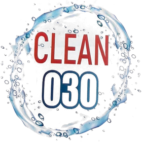 Das bisherige Clean030-Zeichen: Schriftzug CLEAN in Rot und 030 in Blau in einem Ring aus Wasser